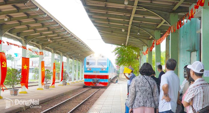 Nhiều người dân thành phố Đồng Nai đã chọn tàu hỏa làm phương tiện di chuyển. Ảnh: An Nhơn