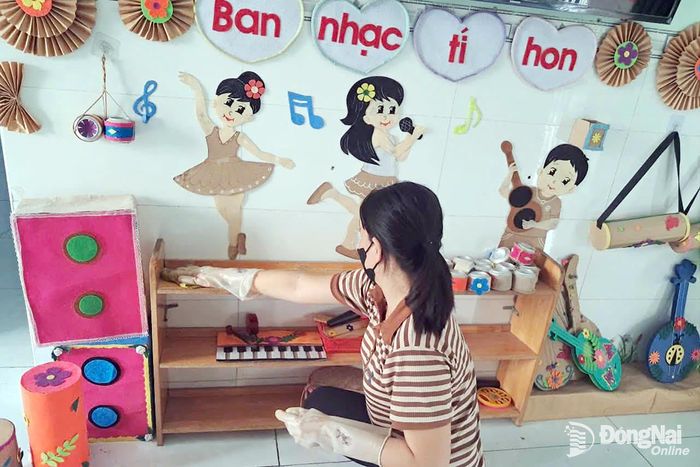Giáo viên Trường mầm non Trảng Dài (phường Trảng Dài) lau dọn, khử khuẩn các bề mặt để phòng bệnh tay chân miệng cho trẻ. Ảnh: CTV