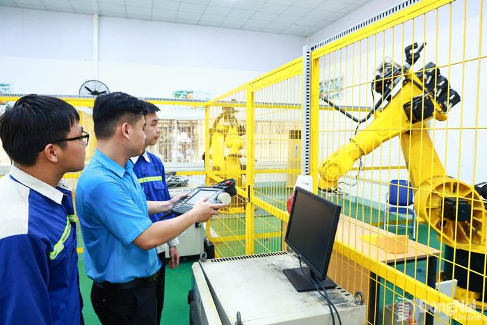 Sinh viên Trường cao đẳng Công nghệ quốc tế Lilama 2 thực hành với hệ thống robot công nghiệp. Ảnh: Công Nghĩa