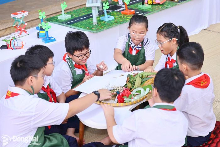 Học sinh Trường tiểu học Phan Chu Trinh, phường Tân Triều trong buổi học trải nghiệm dưới sân trường. Ảnh: Công Nghĩa