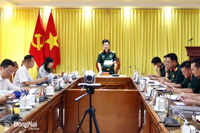 Đại tá Nguyễn Thanh Phong, Thành ủy viên, Chính ủy Bộ Chỉ huy Quân sự thành phố chủ trì quán triệt các nội dung hội nghị. Ảnh: Nguyệt Hà