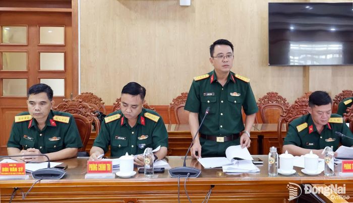 Thủ trưởng Phòng Chính trị Bộ Chỉ huy Quân sự thành phố trình bày dự thảo kế hoạch. Ảnh: Nguyệt Hà