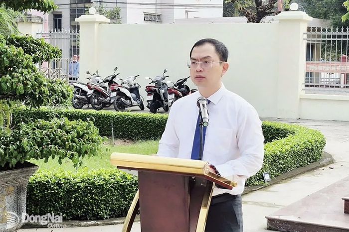 Phó Bí thư Đảng ủy, Chủ tịch UBND phường Long Thành Lê Hoàng Sơn phát biểu tại buổi lễ trao thưởng. Ảnh: CTV