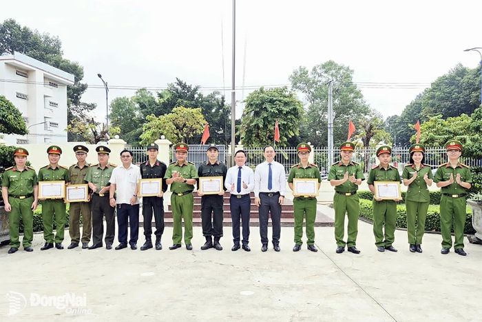 Lãnh đạo phường Long Thành trao thưởng cho các tập thể, cá nhân có thành tích trong chuyên án. Ảnh: CTV