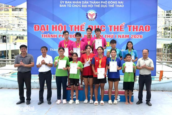 Ban Tổ chức trao huy chương cho các vận động viên đạt thành tích cao nội dung tiếp sức trong ngày thi đấu đầu tiên. Ảnh: BTC