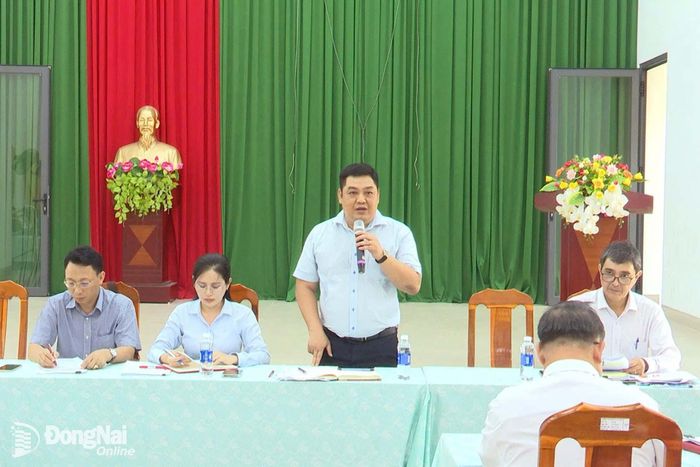 Lãnh đạo UBND xã An Phước trao đổi với người dân về Dự án Đại lộ Nguyễn Hữu Cảnh. Ảnh: Lê An