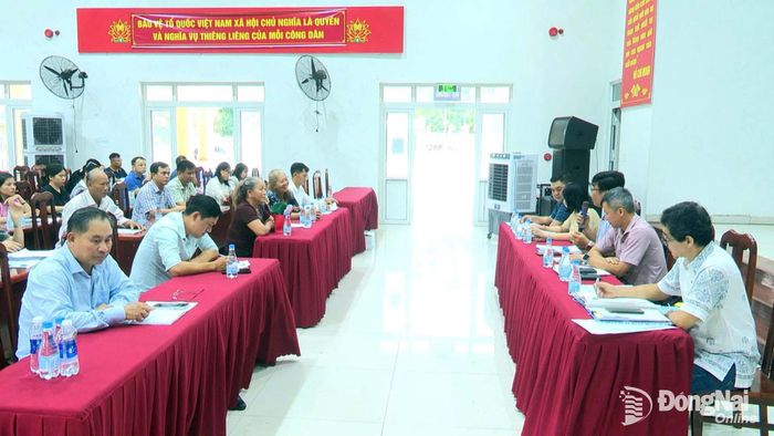 Thường trực HĐND, lãnh đạo UBND, Ủy ban MTTQ Việt Nam xã An Phước và Trung tâm Phát triển quỹ đất chi nhánh Biên Hòa tổ chức hội nghị đối thoại với người dân. Ảnh: Lê An