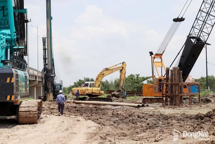 Thi công xây dựng Đại lộ Nguyễn Hữu Cảnh. Ảnh: Lê An