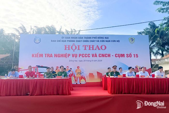 Các đại biểu và lực lượng tham gia tại lễ khai mạc Hội thao kiểm tra nghiệp vụ PCCC và CNCH Cụm số 15 tại phường Đồng Phú.