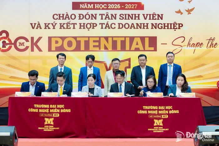 Trường đại học Công nghệ Miền Đông ký kết hợp tác đào tạo sinh viên với doanh nghiệp. Ảnh: Công Nghĩa