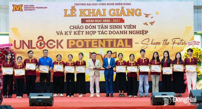 Sinh viên Trường đại học Công nghệ Miền Đông được trao khen thưởng tại buổi lễ. Ảnh: Công Nghĩa