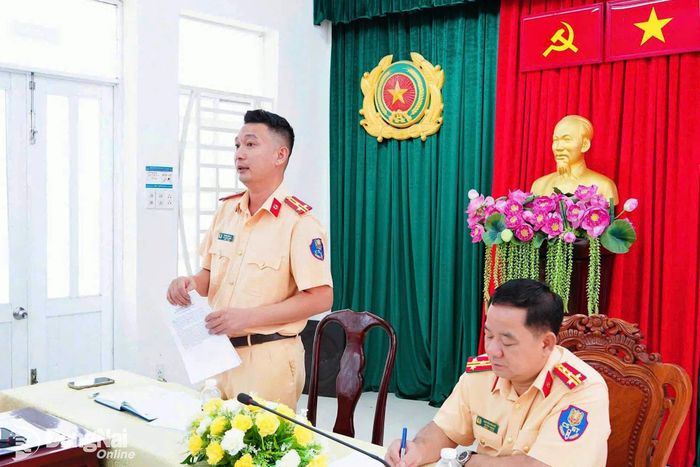 Thượng tá Hoàng Sơn Ca, Phó Trưởng phòng 6, Cục Cảnh sát giao thông, phát biểu tại buổi làm việc. Ảnh: Mộc Miên