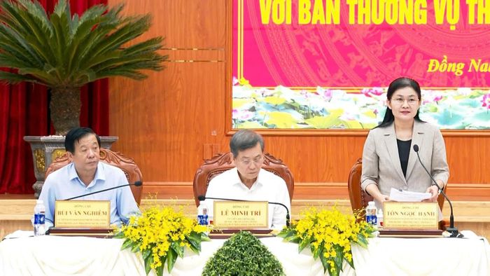 Đồng chí Tôn Ngọc Hạnh, Ủy viên Trung ương Đảng, Phó Bí thư Thường trực Thành ủy, Chủ tịch HĐND thành phố Đồng Nai phát biểu tại buổi làm việc. Ảnh: Quốc Việt