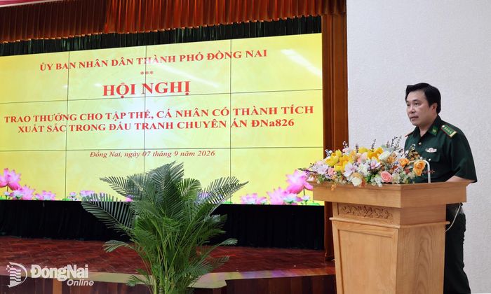 Đại tá Nguyễn Anh Đức, Phó Chỉ huy trưởng Bộ Chỉ huy Quân sự thành phố kiêm Chỉ huy trưởng Ban Chỉ huy Bộ đội Biên phòng thành phố báo cáo và cảm ơn lãnh đạo thành phố. Ảnh: Nguyệt Hà