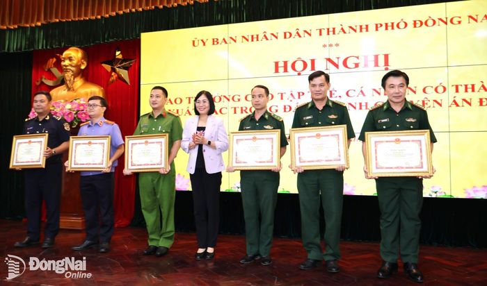 Thành ủy viên, Phó Chủ tịch UBND thành phố Đồng Nai Nguyễn Thị Hoàng trao bằng khen cho các cá nhân. Ảnh: Nguyệt Hà