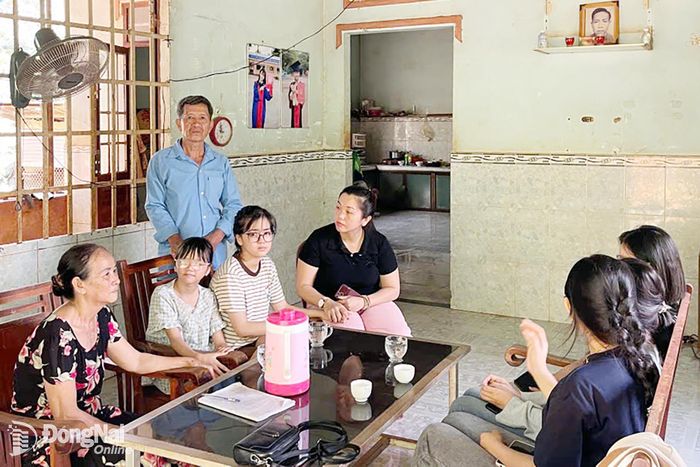 Mặc cho căn nhà chật chội, xuống cấp, mặc cho những bữa cơm chẳng cần đủ no..., tất cả các thành viên trong gia đình đang chạy đua để giành giật sự sống cho Thùy My. Ảnh: Thu Hiền