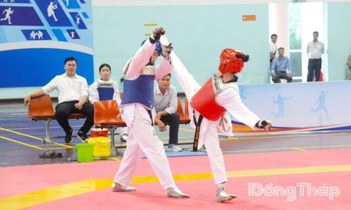 Các vận động viên Taekwondo tranh chấp huy chương quyết liệt trên sàn đấu.