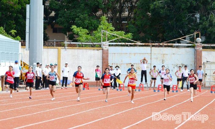 Các vận động viên thi đấu ở chung kết 100 m nữ ở bộ môn Điền kinh.