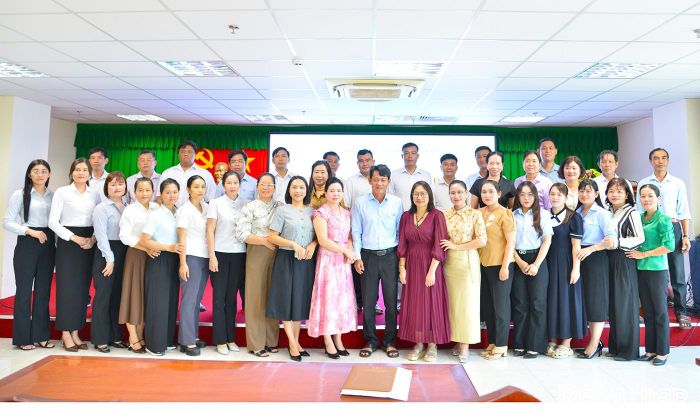 Các đại biểu, chuyên gia cùng các học viên chụp ảnh lưu niệm. 