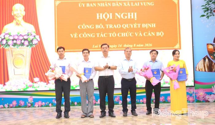 Lãnh đạo Đảng ủy, UBND xã Lai Vung trao Quyết định và tặng hoa cho các đồng chí được bổ nhiệm chức vụ Hiệu trưởng, Phó Hiệu trưởng các trường sau sáp nhập.