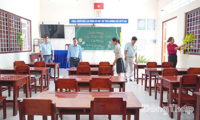 Ban Giám hiệu Trường Tiểu học và THCS Tân Dương kiểm tra cơ sở vật chất cho năm học mới.