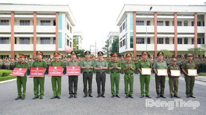 Thiếu tướng Lâm Phước Nguyên trao Giấy khen và tiền thưởng cho các tập thể và cá nhân.