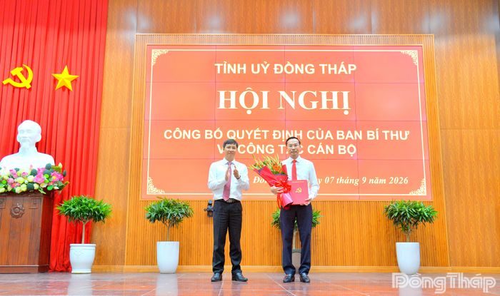 Đồng chí Nguyễn Thành Tâm trao Quyết định của Ban Bí thư về công tác cán bộ cho đồng chí Nguyễn Thanh Nhàn.