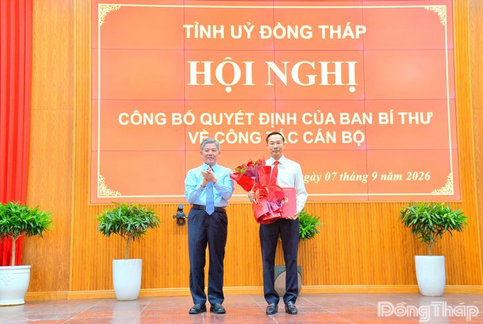 Đồng chí Ngô Chí Cường tặng hoa chúc mừng đồng chí Nguyễn Thanh Nhàn giữ chức Phó Bí thư Tỉnh ủy Đồng Tháp nhiệm kỳ 2025 - 2030.