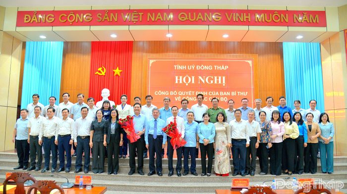 Các đại biểu chụp ảnh lưu niệm tại hội nghị.