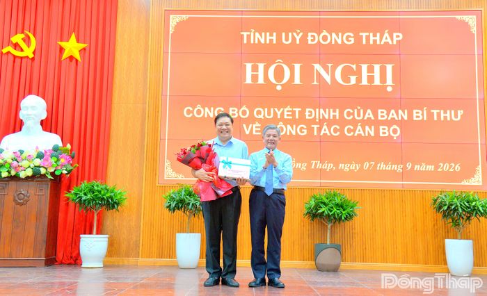 Đồng chí Ngô Chí Cường tặng hoa chúc mừng đồng chí Phạm Thành Ngại, nguyên Phó Bí thư Tỉnh ủy, nguyên Chủ tịch UBND tỉnh Đồng Tháp, được điều động, bổ nhiệm giữ chức Phó Tổng Thanh tra Chính phủ.