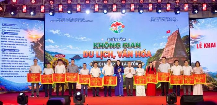  Trao cờ lưu niệm cho các đoàn tham dự triển lãm. Ảnh: H.V 