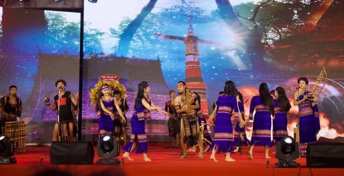  Tiết mục Hội làng - Hát Đồng dao - Pe Trong loãi - Pơ Yu. Ảnh: H.V 