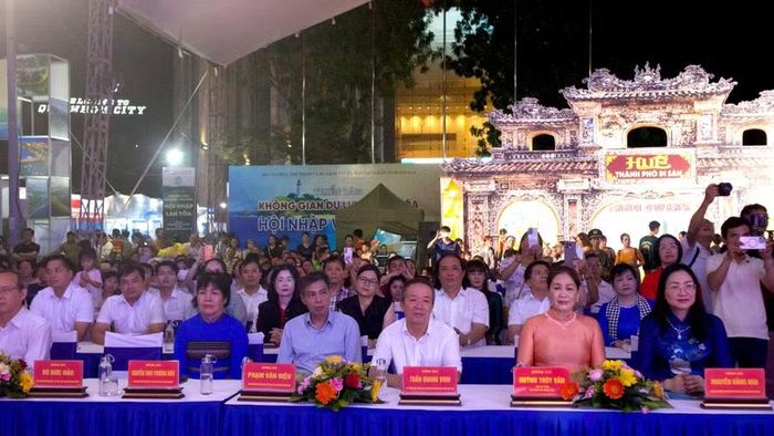  Các đại biểu tham dự lễ khai mạc Triển lãm “Không gian Du lịch, Văn hóa - Hội nhập và Lan tỏa”. Ảnh: H.V 