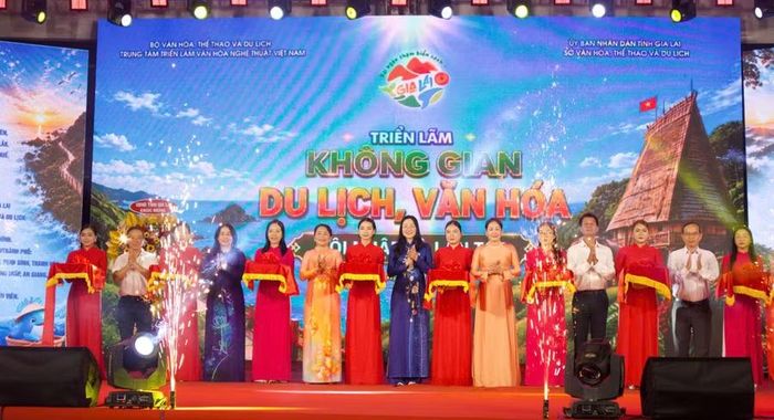  Các đại biểu thực hiện nghi thức cắt băng khai mạc. Ảnh: H.V 