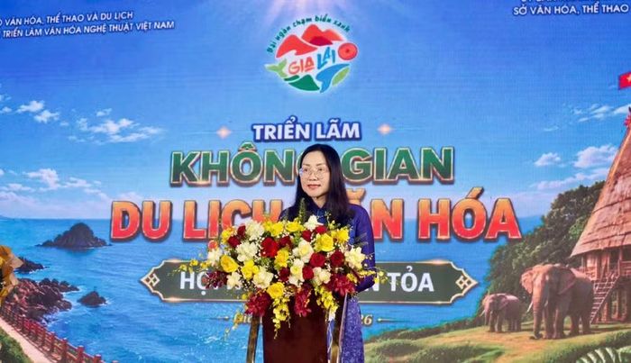  Giám đốc Trung tâm Triển lãm Văn hóa Nghệ thuật Việt Nam Nguyễn Hằng Nga phát biểu tại lễ khai mạc. Ảnh: H.V 