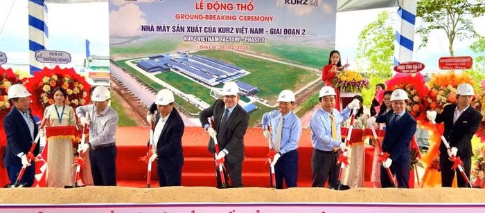  Công ty TNHH Kurz Việt Nam khởi công giai đoạn 2 Dự án đầu tư nhà máy chuyên sản xuất nhũ và màng mỏng công nghệ cao tại Khu công nghiệp Becamex VSIP Bình Định. Ảnh: T.S 