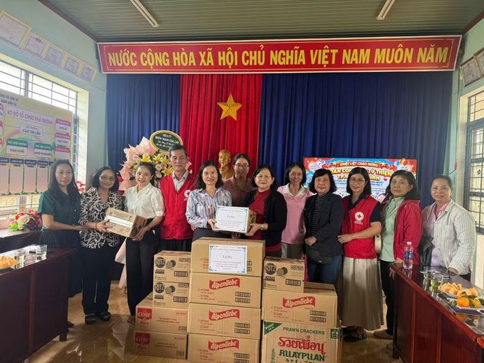  Trao 109 suất quà cho trẻ em đang theo học tại Trường Mầm non Hướng Dương - Phân hiệu số 2. Ảnh: Quốc Linh 
