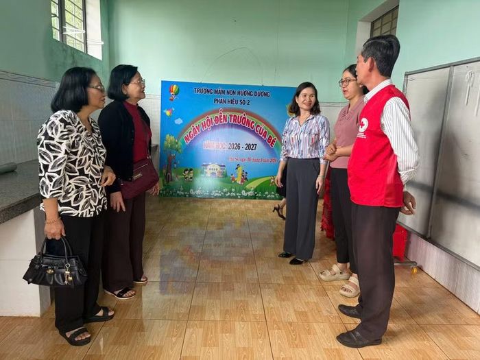  Khảo sát thực tế nhu cầu trang thiết bị phục vụ bếp ăn bán trú tại Trường Mầm non Hướng Dương - Phân hiệu số 2 (làng Tào Roòng, xã Chư Sê). Ảnh: Quốc Linh 