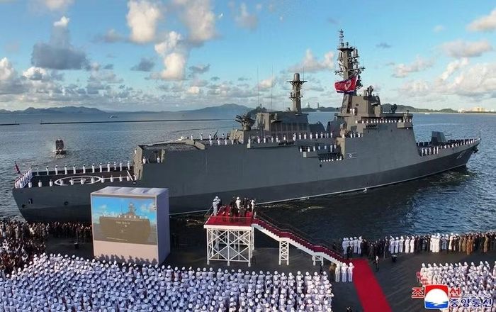  Lãnh đạo Triều Tiên Kim Jong Un tham dự lễ hạ thủy tàu khu trục "Kang Kon" tại cảng Wonsan. Ảnh: Reuters 