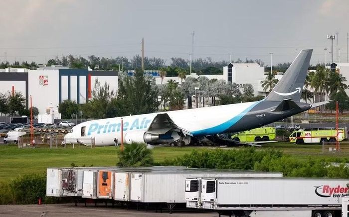  Máy bay chở hàng Amazon lao khỏi đường băng tại Miami, Mỹ khiến 5 người thiệt mạng. Ảnh: Reuters 