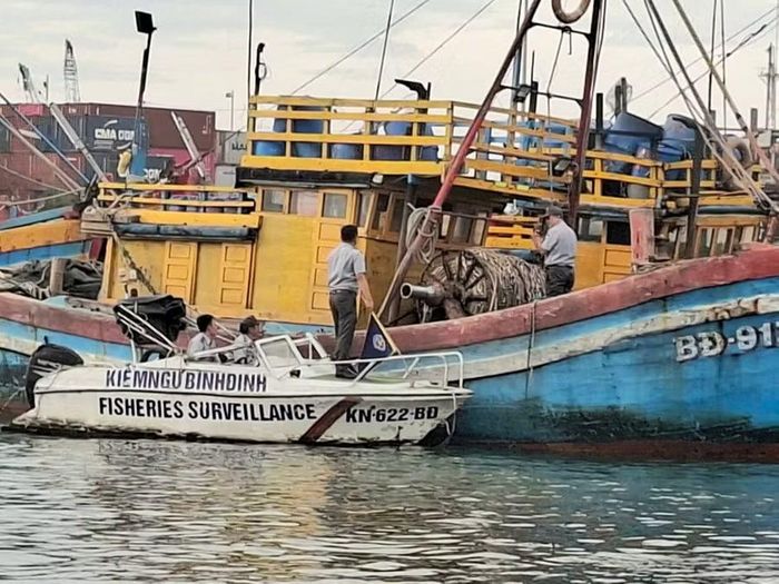  Chi cục Thủy sản (Sở Nông nghiệp và Môi trường) mở đợt cao điểm kiểm tra các điều kiện an toàn của tàu cá. Ảnh: N.T 