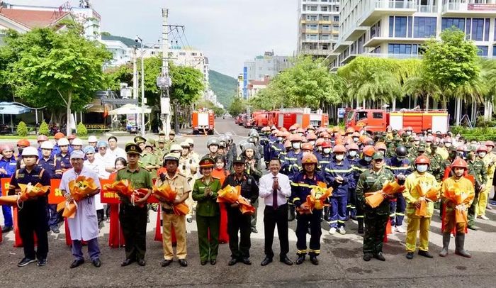 Đại biểu tặng hoa cho các lực lượng tham gia thực tập phương án CNCH. Ảnh: N.L