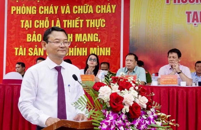 Ủy viên Ban Thường vụ Tỉnh ủy, Phó Chủ tịch UBND tỉnh Nguyễn Tự Công Hoàng dự và chỉ đạo tại buổi diễn tập phương án chữa cháy, cứu nạn cấp tỉnh. Ảnh: N.L