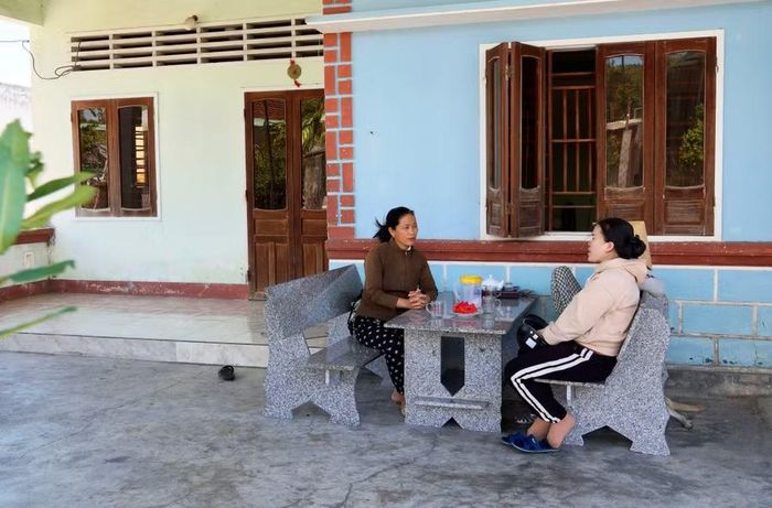  Từ nguồn hỗ trợ 20 triệu đồng của dự án, bà Châu Thị Thúy Phương (xã An Lương) sửa chữa mái hiên và một số hư hại khác trong nhà. Ảnh: N.M 