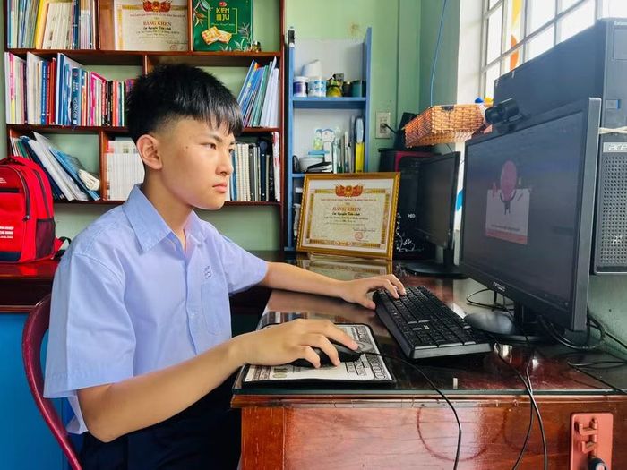 Ngoài kiến thức được học trên lớp, Nguyễn Tiến Anh chủ động tìm kiếm tài liệu trên internet, tham gia các diễn đàn về Tin học để nâng cao kiến thức, kỹ năng. Ảnh: M.N 