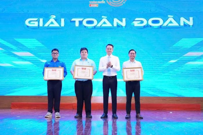  Đại diện Tỉnh đoàn Gia Lai (bìa phải) nhận giải ba toàn đoàn tại Hội thi Tin học trẻ toàn quốc với thành tích 1 giải nhất, 2 giải ba, 4 giải khuyến khích. Ảnh: ĐVCC 