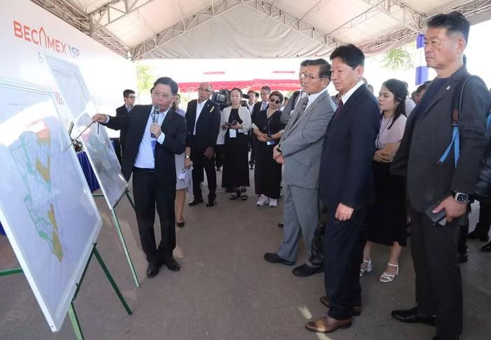  Nhiều nhà đầu tư nước ngoài đến khảo sát, tìm kiếm cơ hội đầu tư tại Khu công nghiệp Becamex VSIP Bình Định (xã Canh Vinh). Ảnh: T.S 