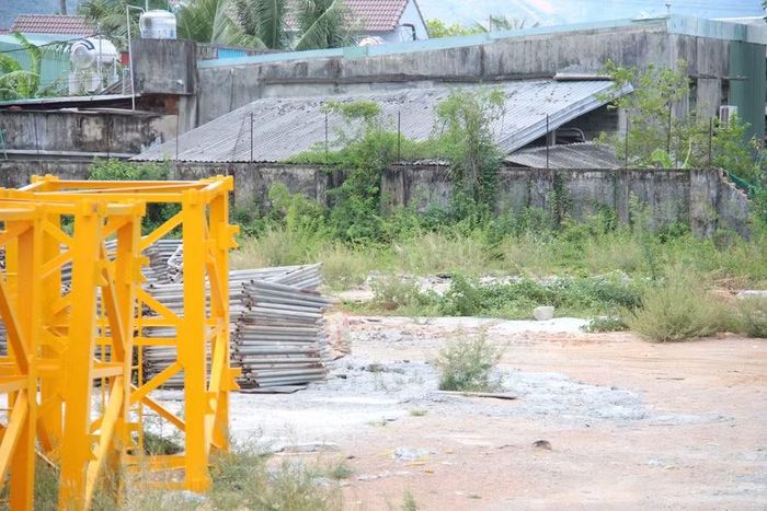  Dự án nhà ở xã hội chung cư Phú Tài Lộc (phường Quy Nhơn Bắc) im ắng sau lễ khởi công. Ảnh: T.L 