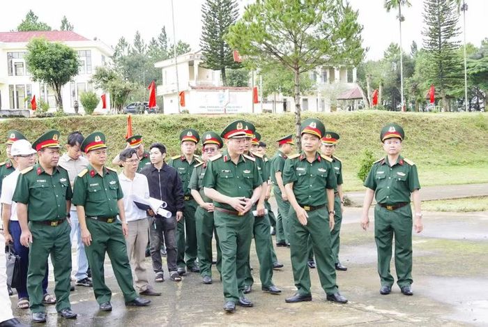 Đoàn công tác khảo sát quy hoạch tổng thể xây dựng doanh trại nhà trường. Ảnh: Huy Bắc 