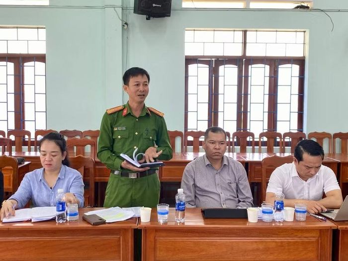 Các thành viên đoàn giám sát trao đổi một số nội dung về công tác đảm bảo PCCC và CNCH tại địa phương. Ảnh: Nhật Trường